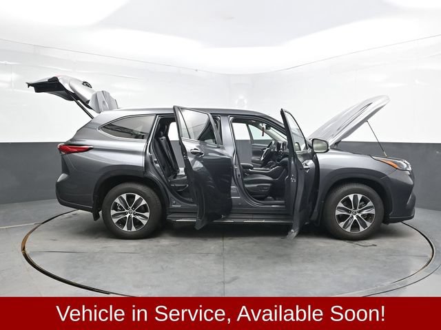 Used 2023 Toyota Highlander XLE AWD/4WD image 60