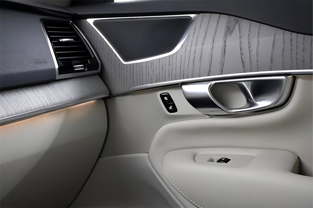 Certified 2025 Volvo XC90 T8 Plus w/ Protection Package Premier image 25