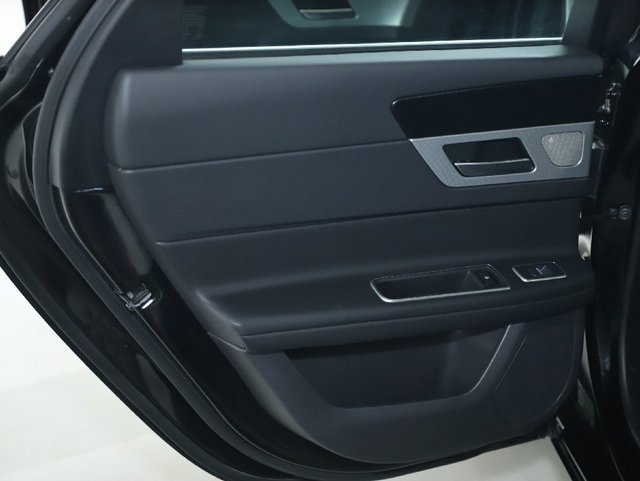 Used 2018 Jaguar XF Premium image 32