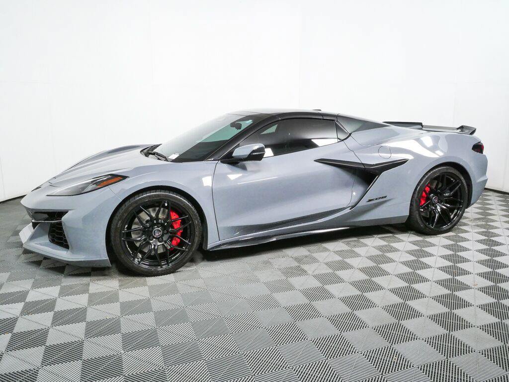 Used 2024 Chevrolet Corvette Z06 RWD image 2