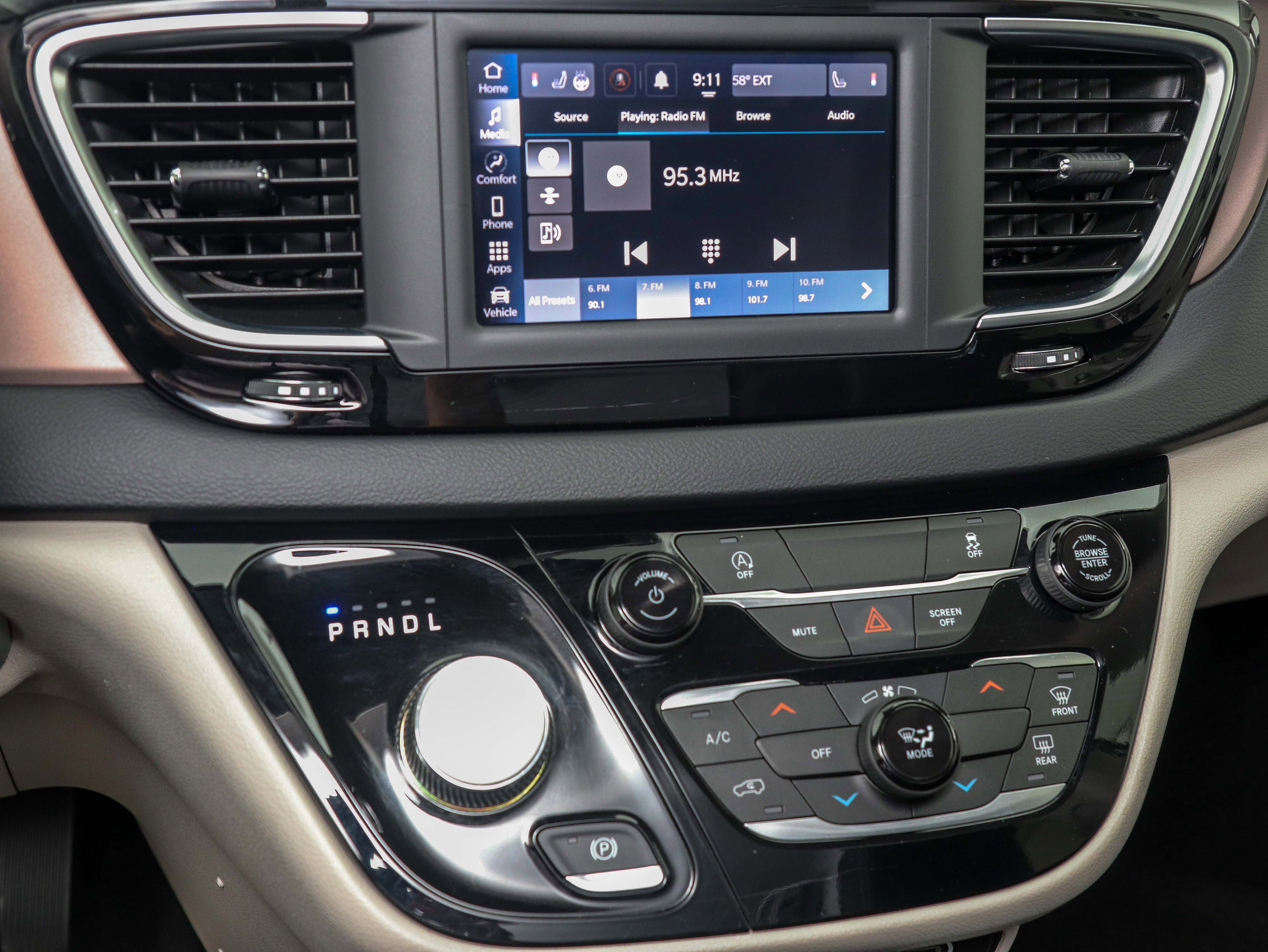 Used 2023 Chrysler Voyager LX image 32