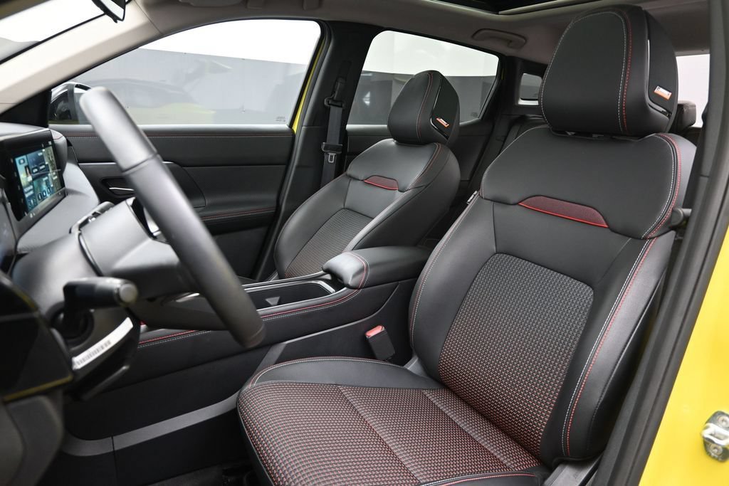 Used 2025 Nissan Kicks SR w/ SR Premium Package FWD image 21