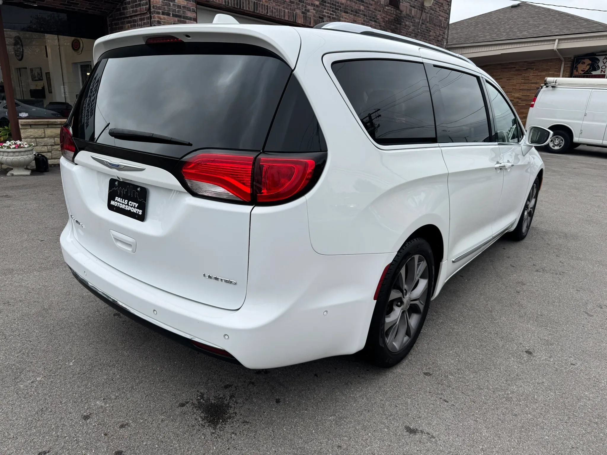 Used 2018 Chrysler Pacifica Limited w/ Tire & Wheel Group FWD image 15