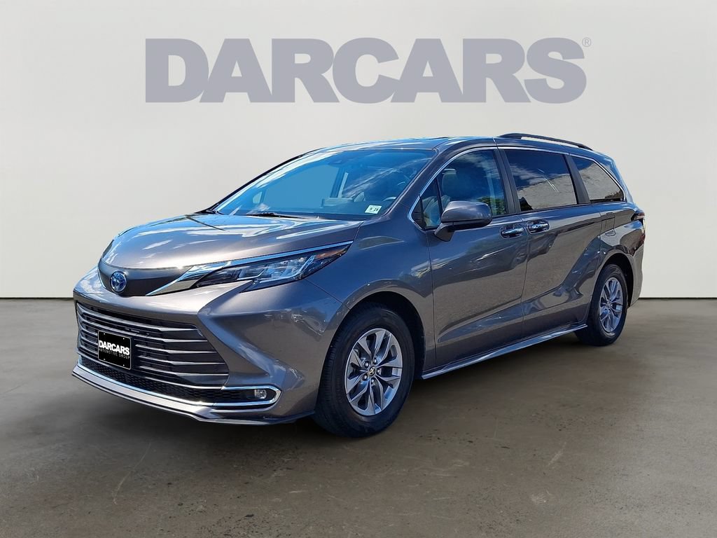 Used 2023 Toyota Sienna XLE FWD image 3
