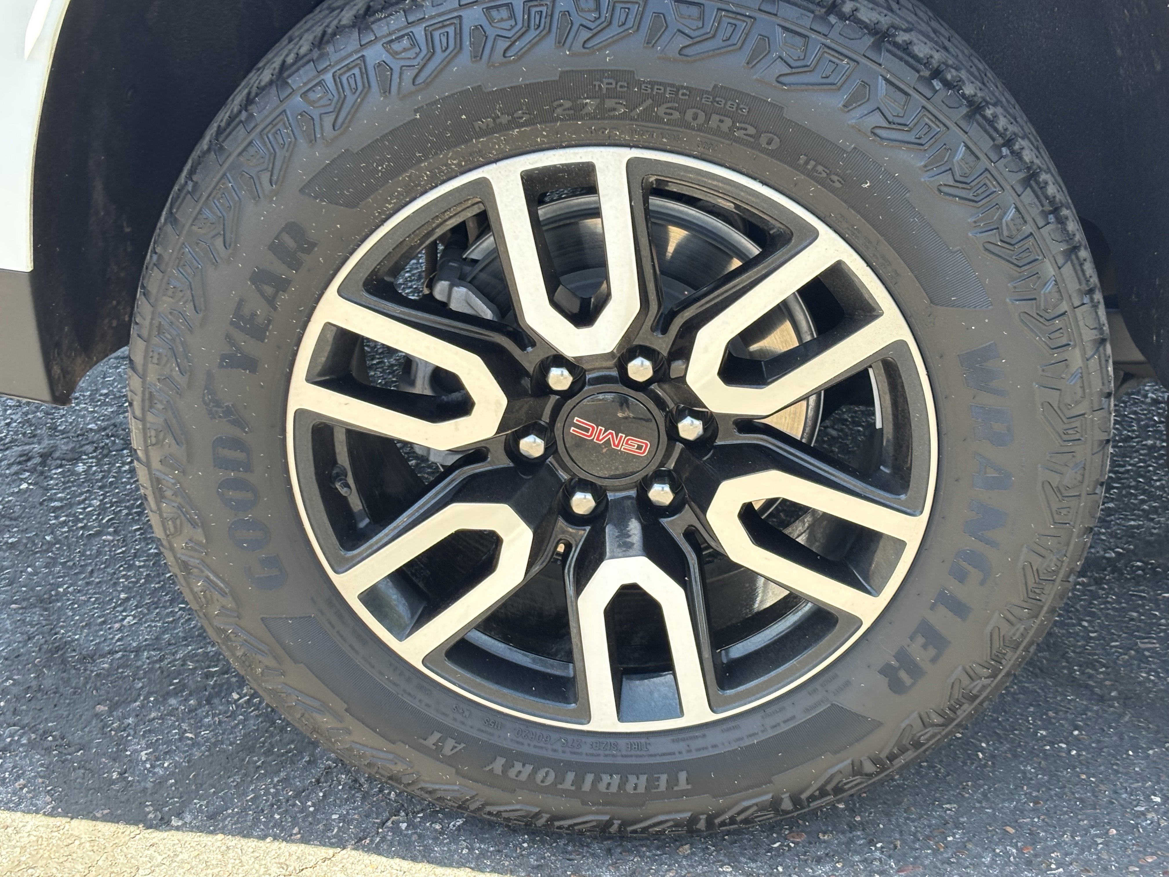 Used 2024 GMC Yukon XL AT4 w/ Technology Package AWD/4WD image 7