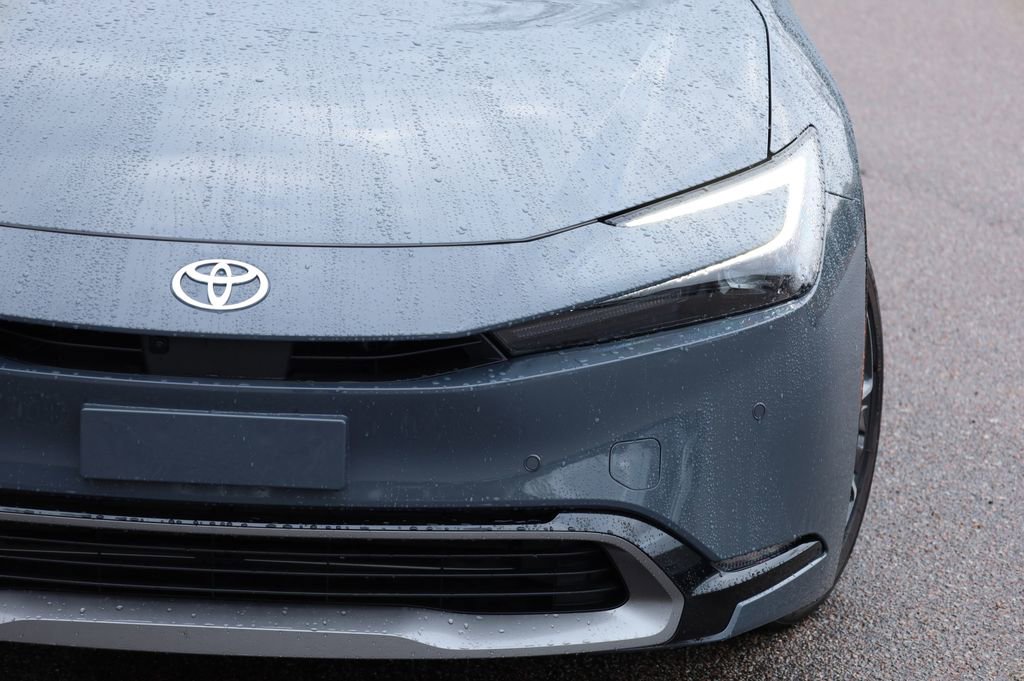 Used 2024 Toyota Prius Limited image 16