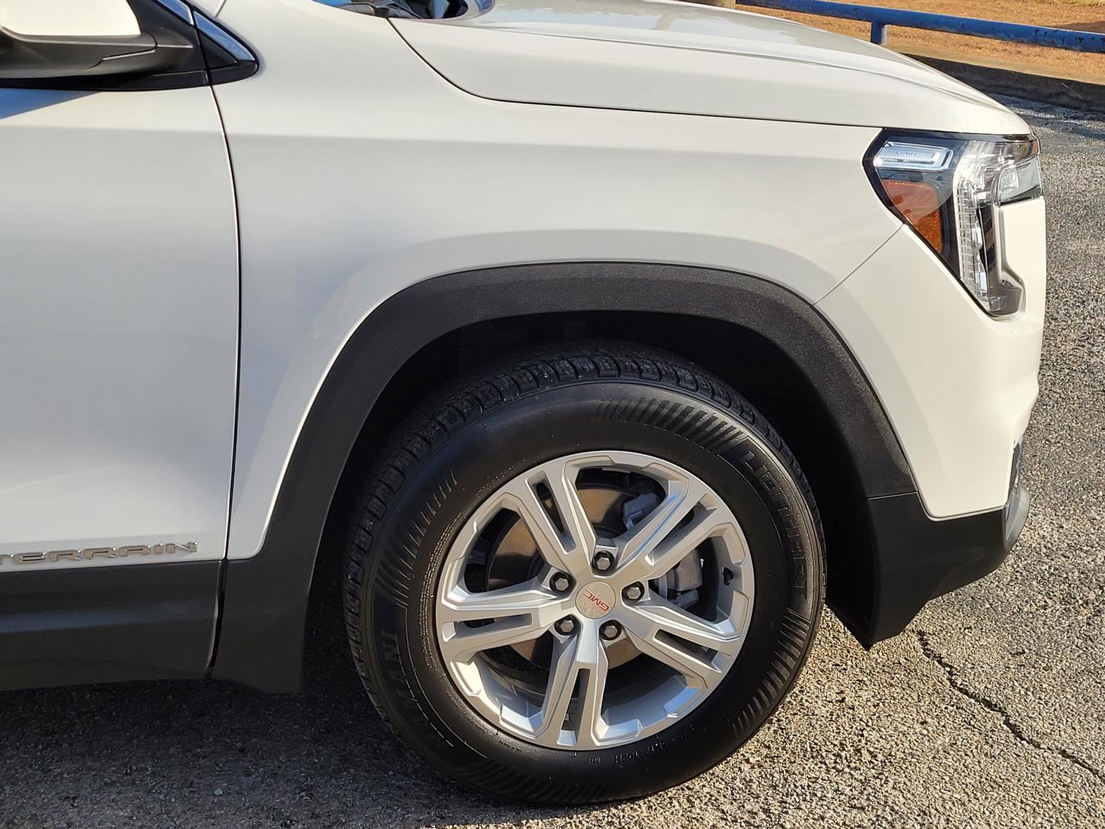 Used 2024 GMC Terrain SLE AWD/4WD image 7
