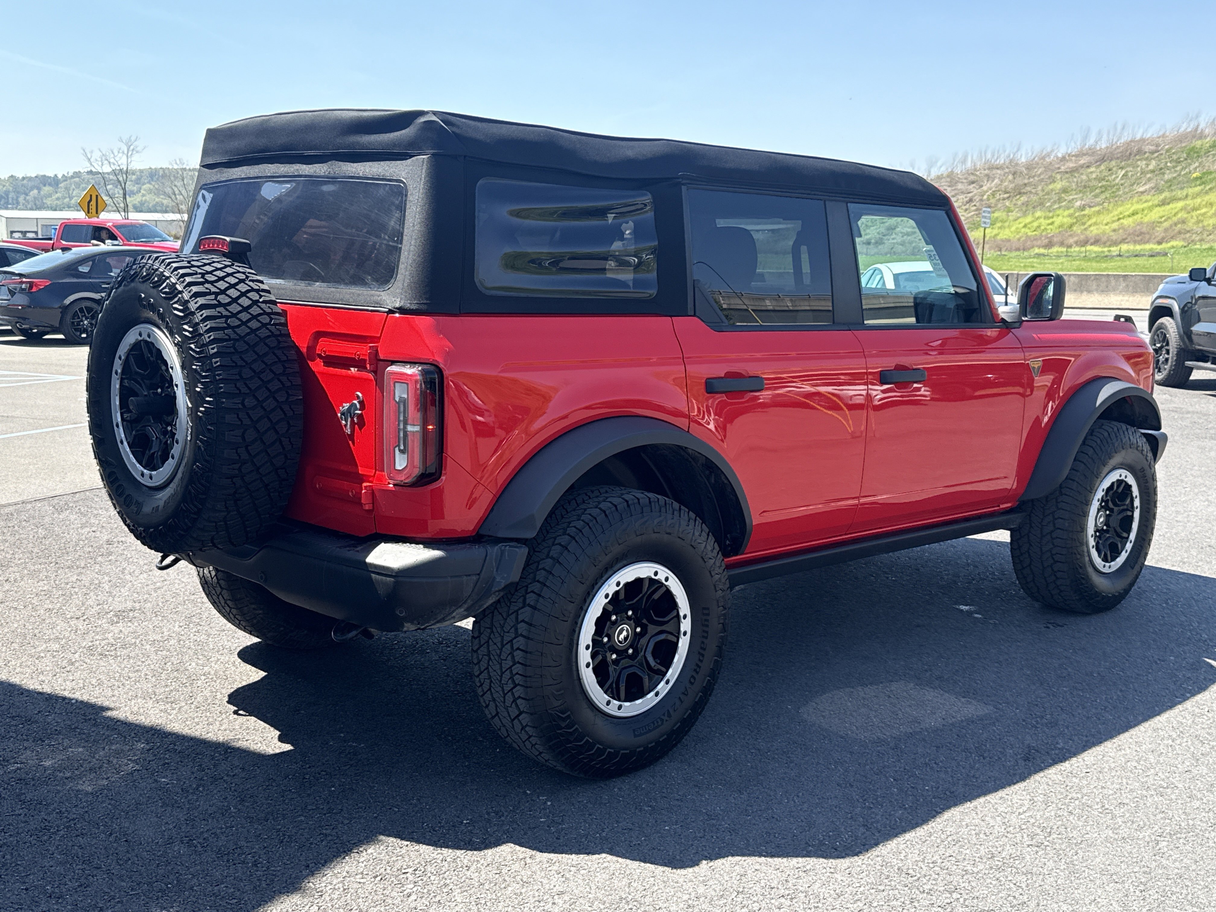 Used 2023 Ford Bronco Badlands w/ Sasquatch Package AWD/4WD image 3