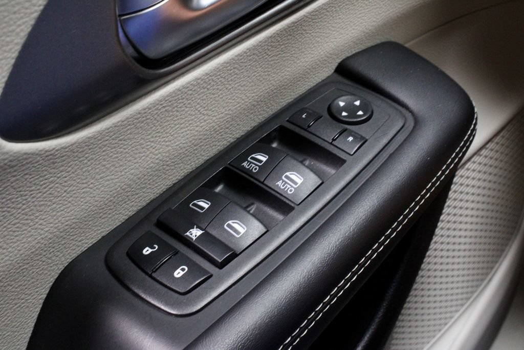Used 2023 Chrysler Pacifica Touring-L FWD image 25