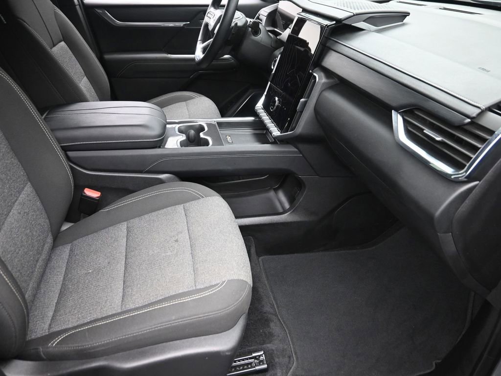 Used 2025 GMC Acadia Elevation image 7