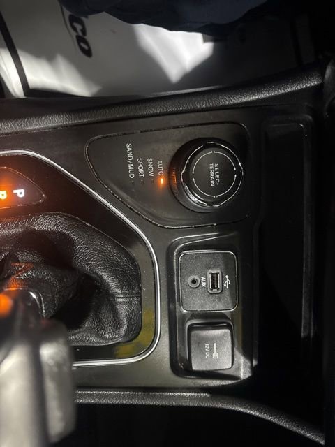 Used 2019 Jeep Cherokee Overland w/ Technology Group image 25