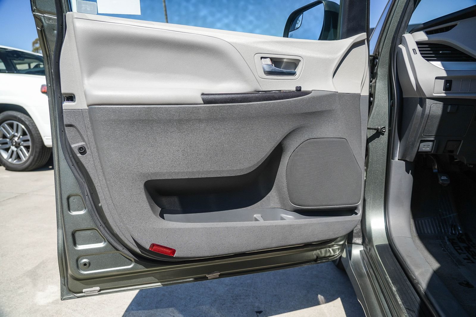 Certified 2020 Toyota Sienna LE w/ Carpet Mat Package FWD image 20