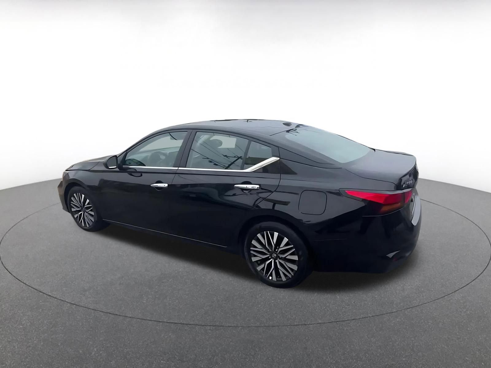 Used 2025 Nissan Altima 2.5 SV FWD image 10