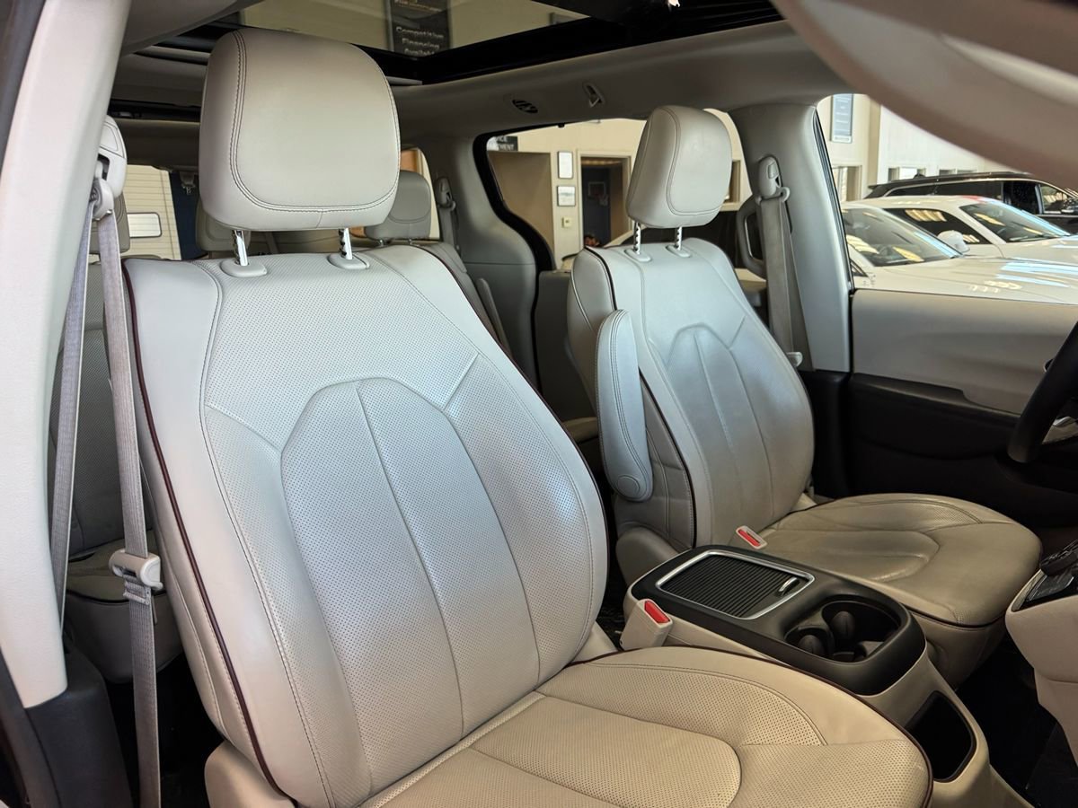 Used 2019 Chrysler Pacifica Limited image 18