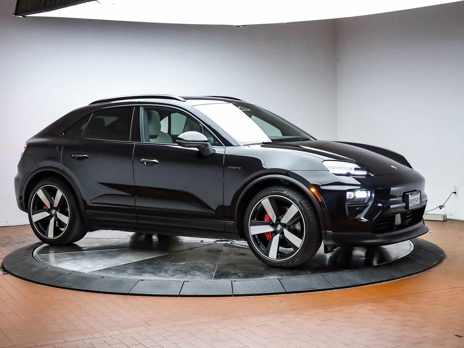 Certified 2025 Porsche Macan 4S Electric AWD/4WD image 29