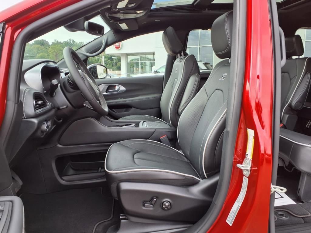 New 2026 Chrysler Pacifica Limited w/ S Appearance Package image 4