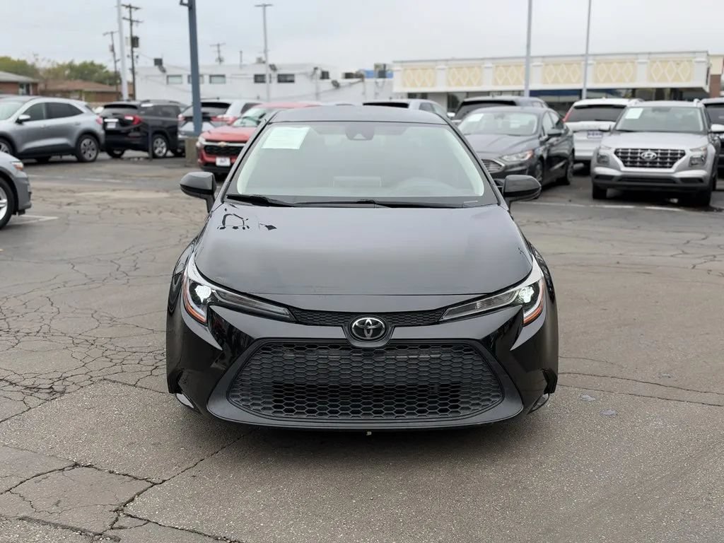 Used 2021 Toyota Corolla LE FWD image 2