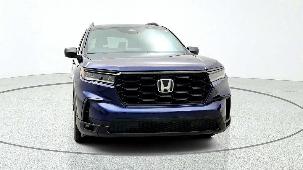 Used 2025 Honda Pilot Sport image 2