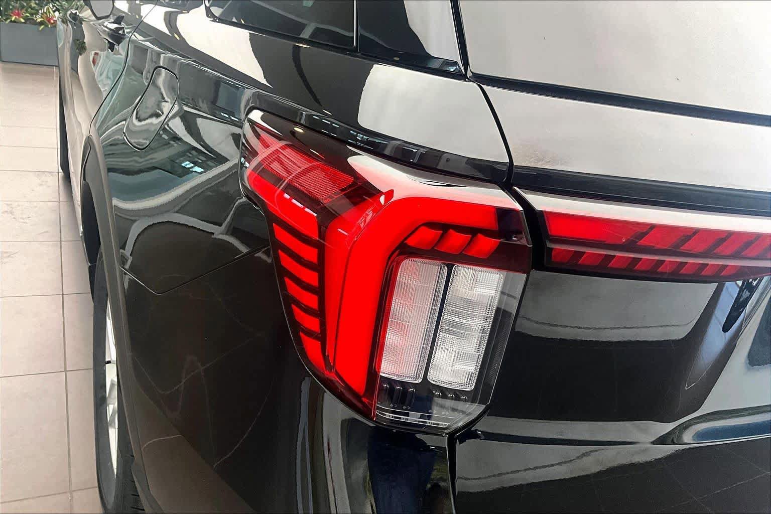 Used 2025 Ford Explorer Active w/ Active Comfort Package RWD image 26