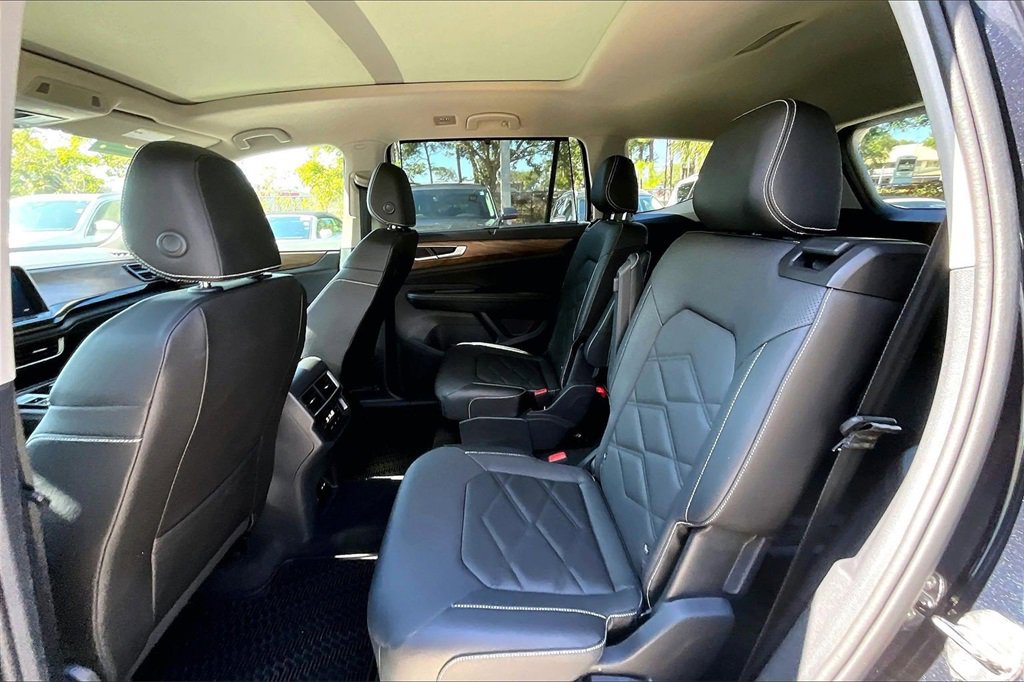 Certified 2025 Volkswagen Atlas SE w/ Panoramic Sunroof Package image 17