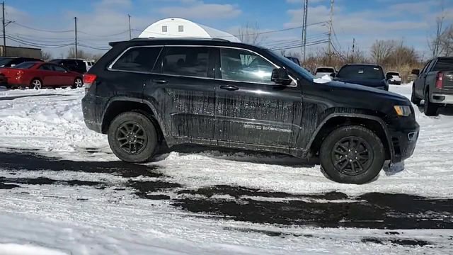 Used 2018 Jeep Grand Cherokee Laredo image 2