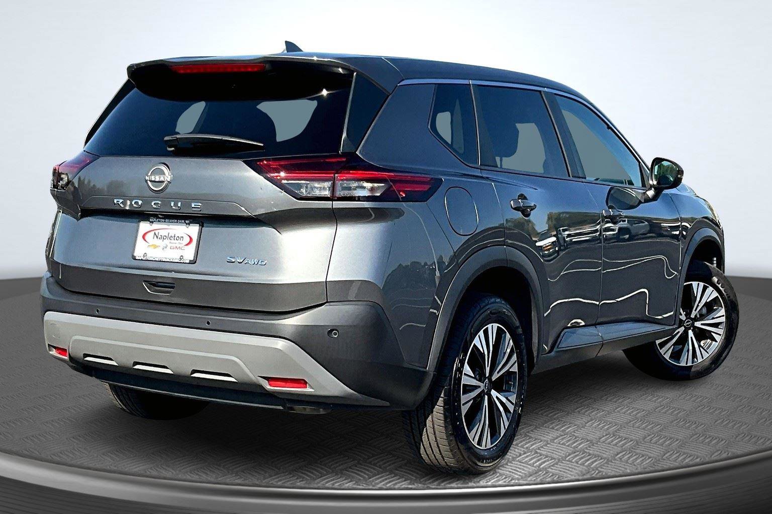 Used 2022 Nissan Rogue SV image 2