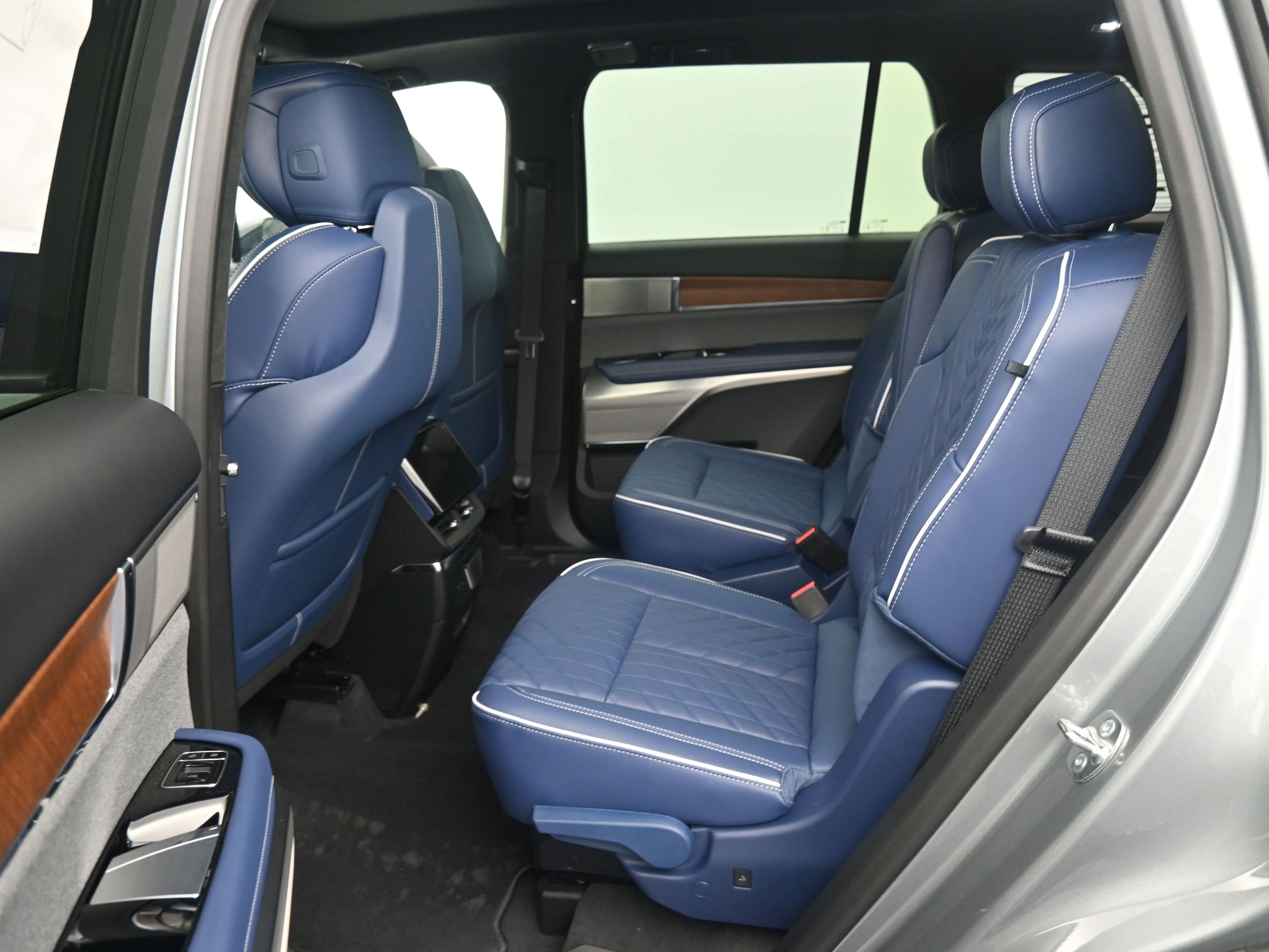 New 2026 Cadillac Vistiq Premium Luxury w/ LPO, Floor Liner Package image 9