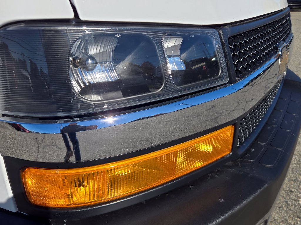 Used 2025 Chevrolet Express 2500 w/ Driver Convenience Package RWD image 4