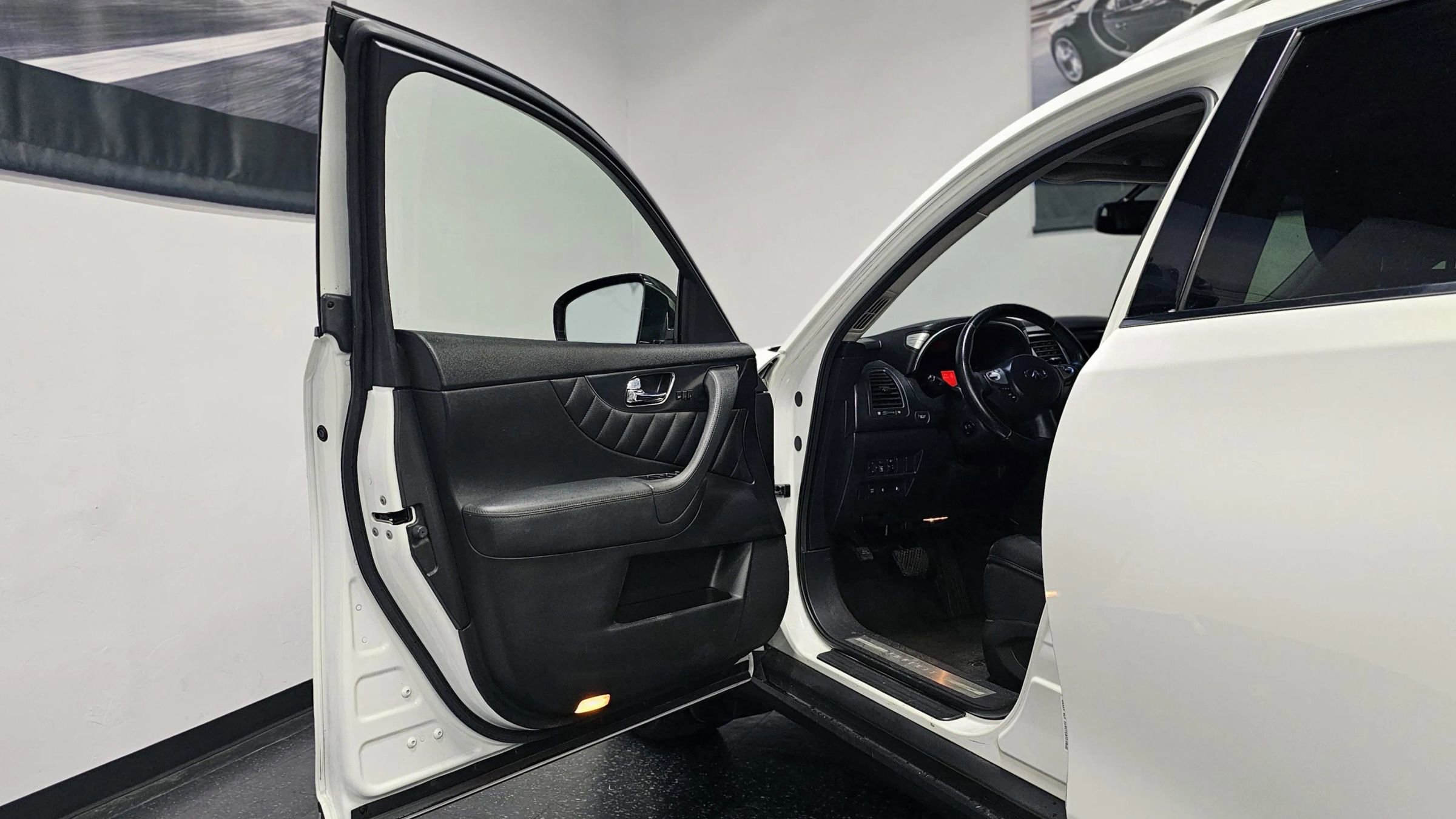 Used 2010 INFINITI FX35 AWD w/ Premium Pkg image 16