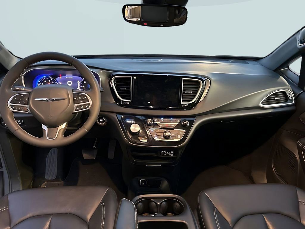 Used 2025 Chrysler Pacifica Select image 18