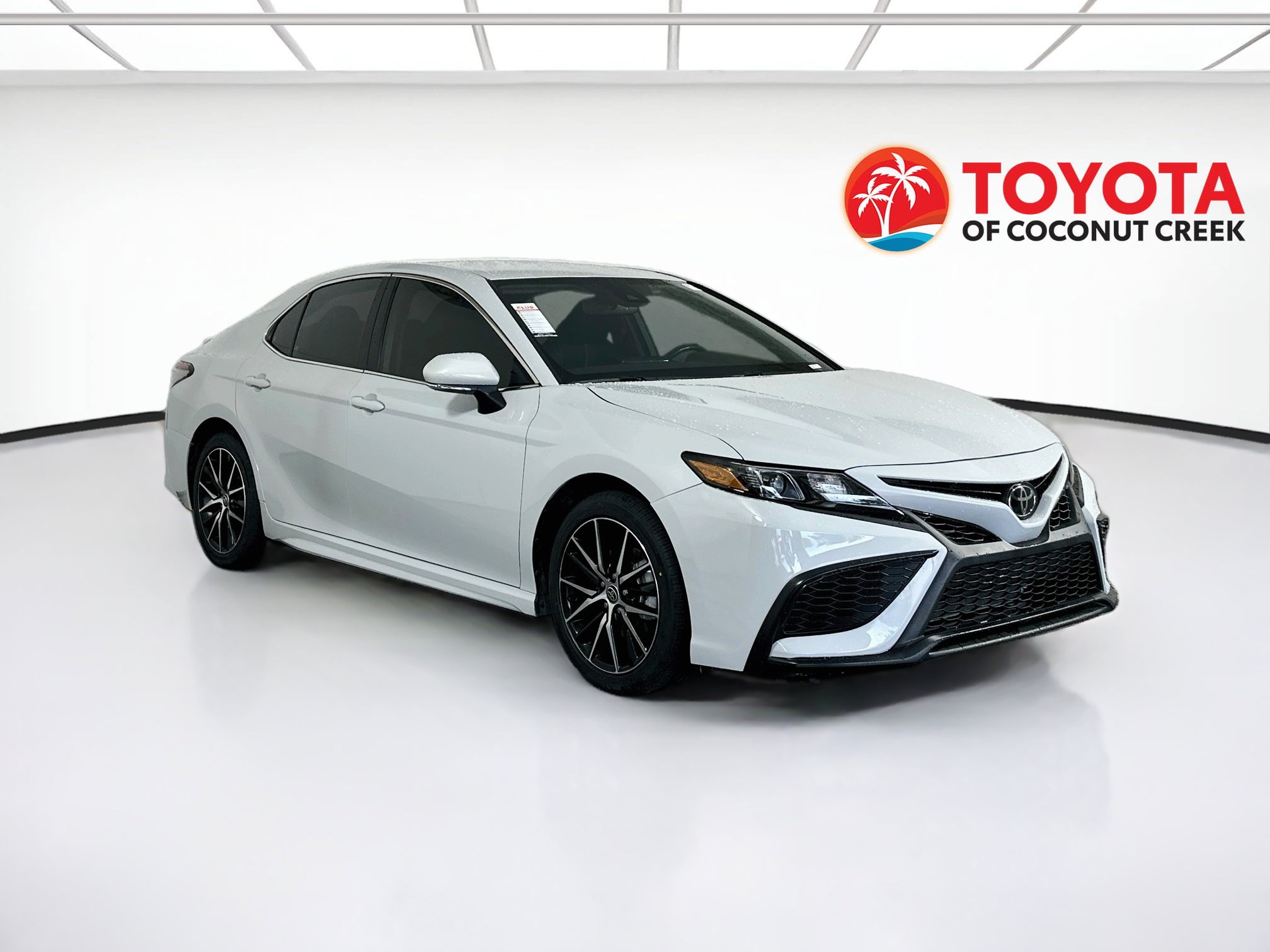 Used 2024 Toyota Camry SE w/ Convenience Package FWD image 1