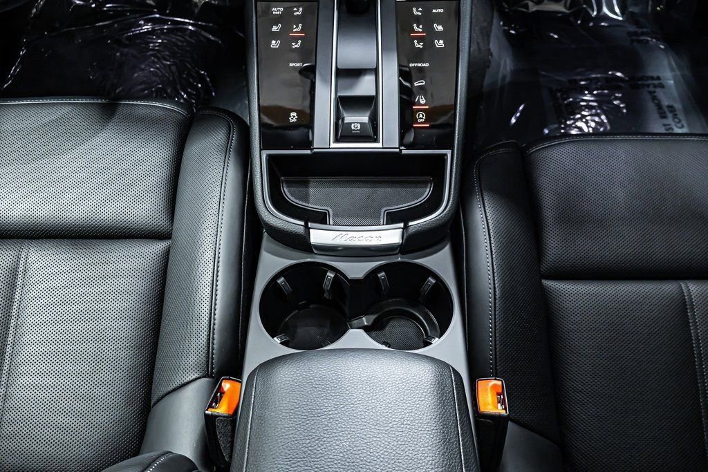 Used 2025 Porsche Macan image 17