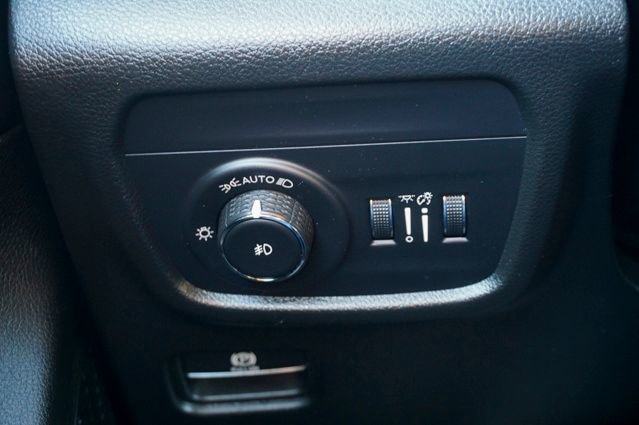 Used 2023 Jeep Grand Cherokee Limited w/ Luxury Tech Group II image 28