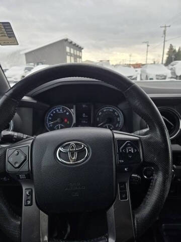 Used 2020 Toyota Tacoma TRD Off-Road w/ Technology Package AWD/4WD image 13