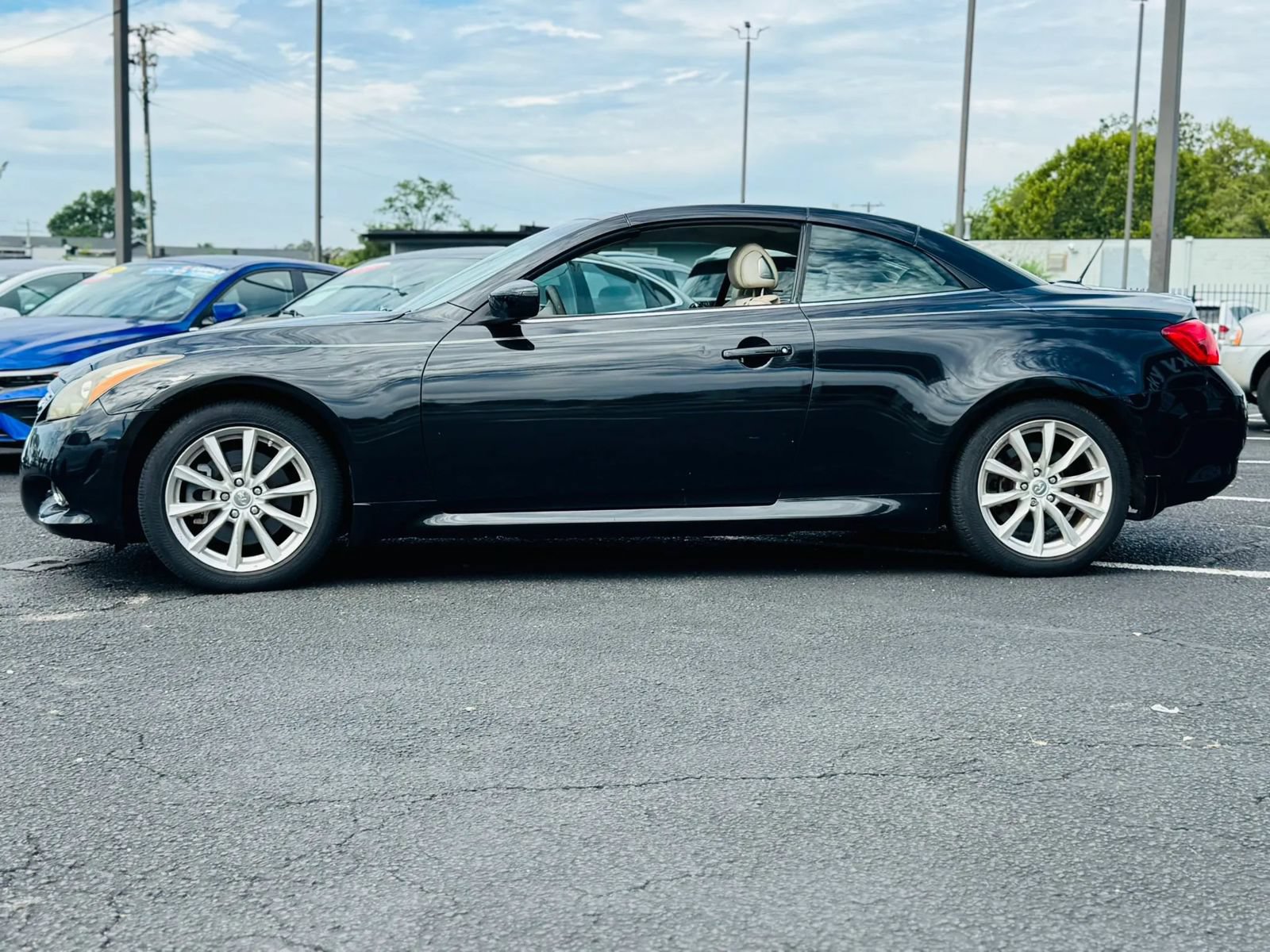Used 2011 INFINITI G37 Convertible w/ Premium Pkg RWD image 2