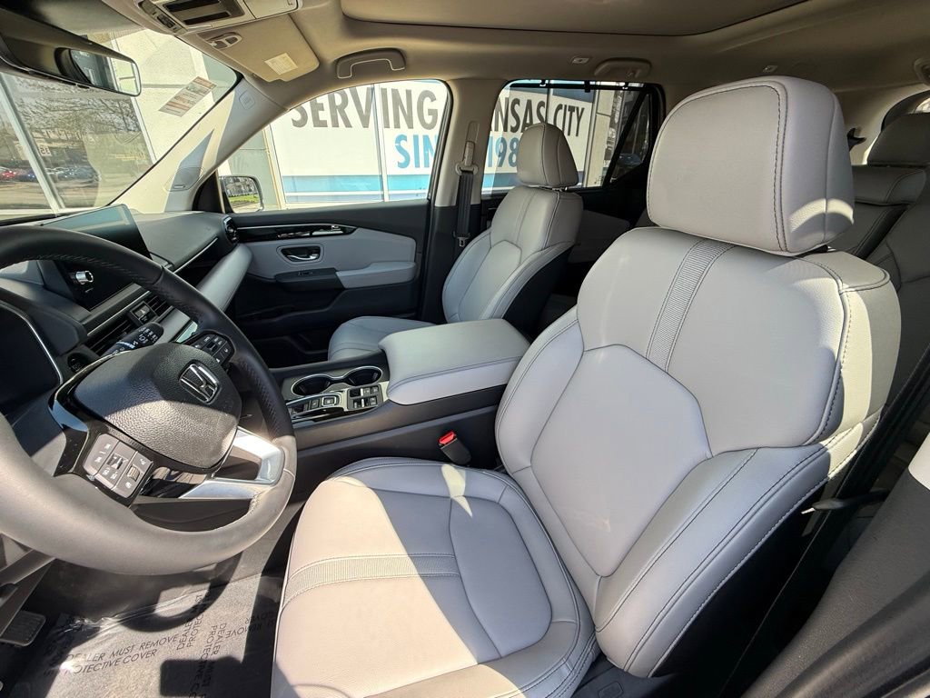Used 2025 Honda Pilot Touring image 8