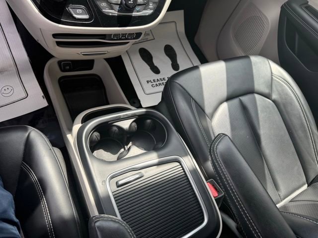 Used 2023 Chrysler Pacifica Touring-L image 17