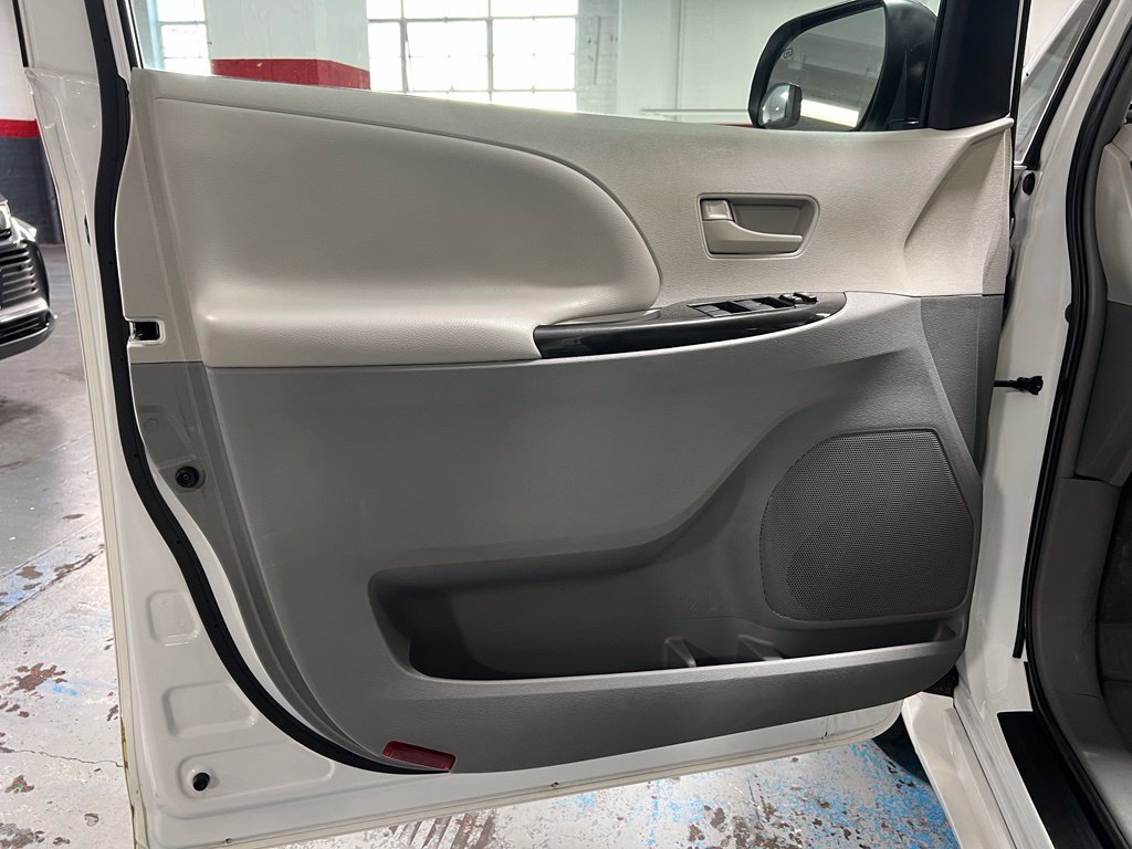 Used 2013 Toyota Sienna LE FWD image 37