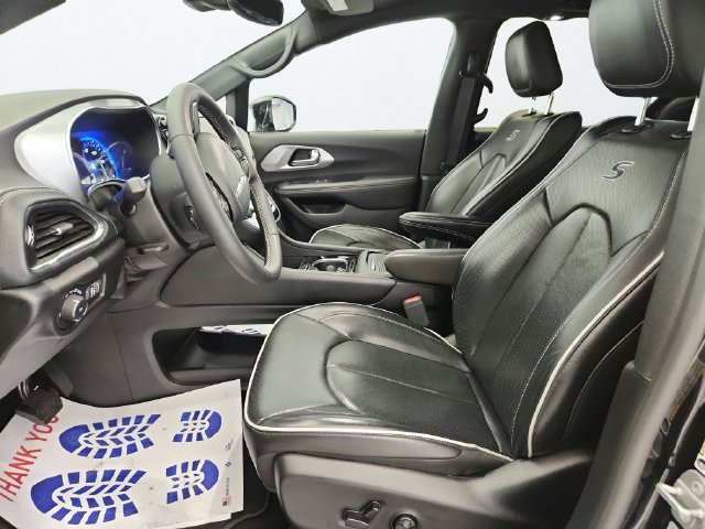 Used 2025 Chrysler Pacifica Limited FWD image 11