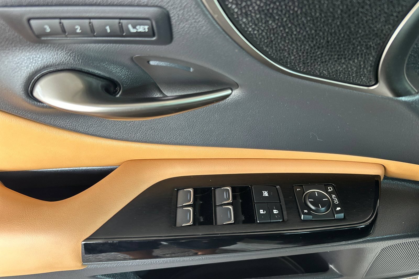 Used 2024 Lexus ES 300h w/ Accessory Package (Z1) FWD image 8