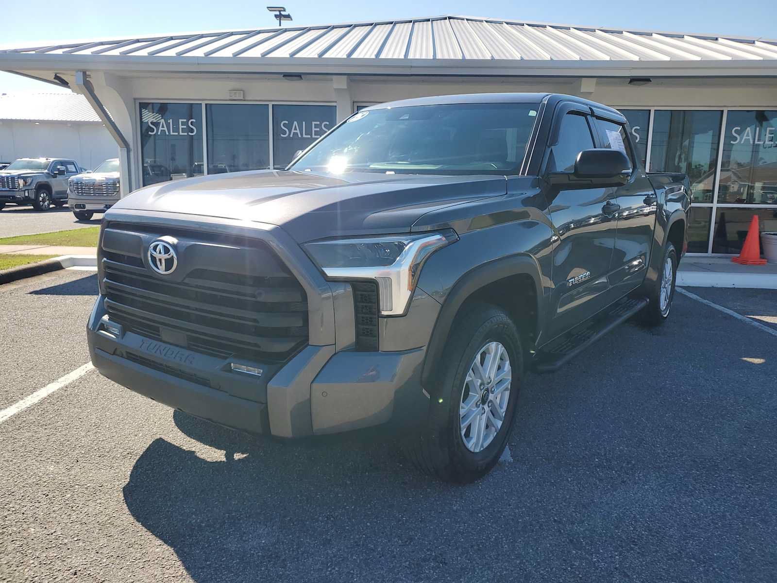 Used 2025 Toyota Tundra SR5 w/ SR5 Convenience Package AWD/4WD image 1