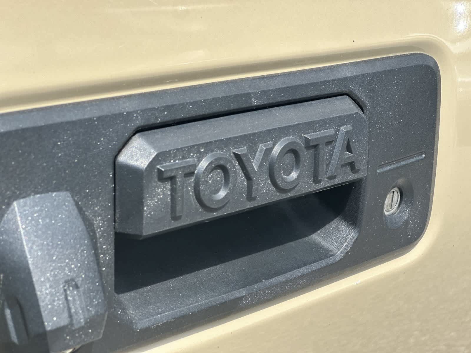 Used 2016 Toyota Tacoma SR5 w/ Towing Package RWD image 10