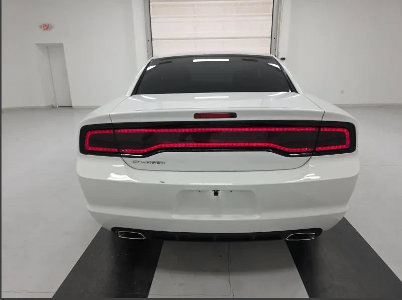 Used 2014 Dodge Charger SE RWD image 4