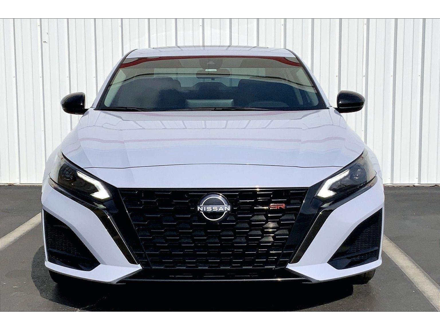 Used 2023 Nissan Altima 2.5 SR w/ SR Premium Package image 3