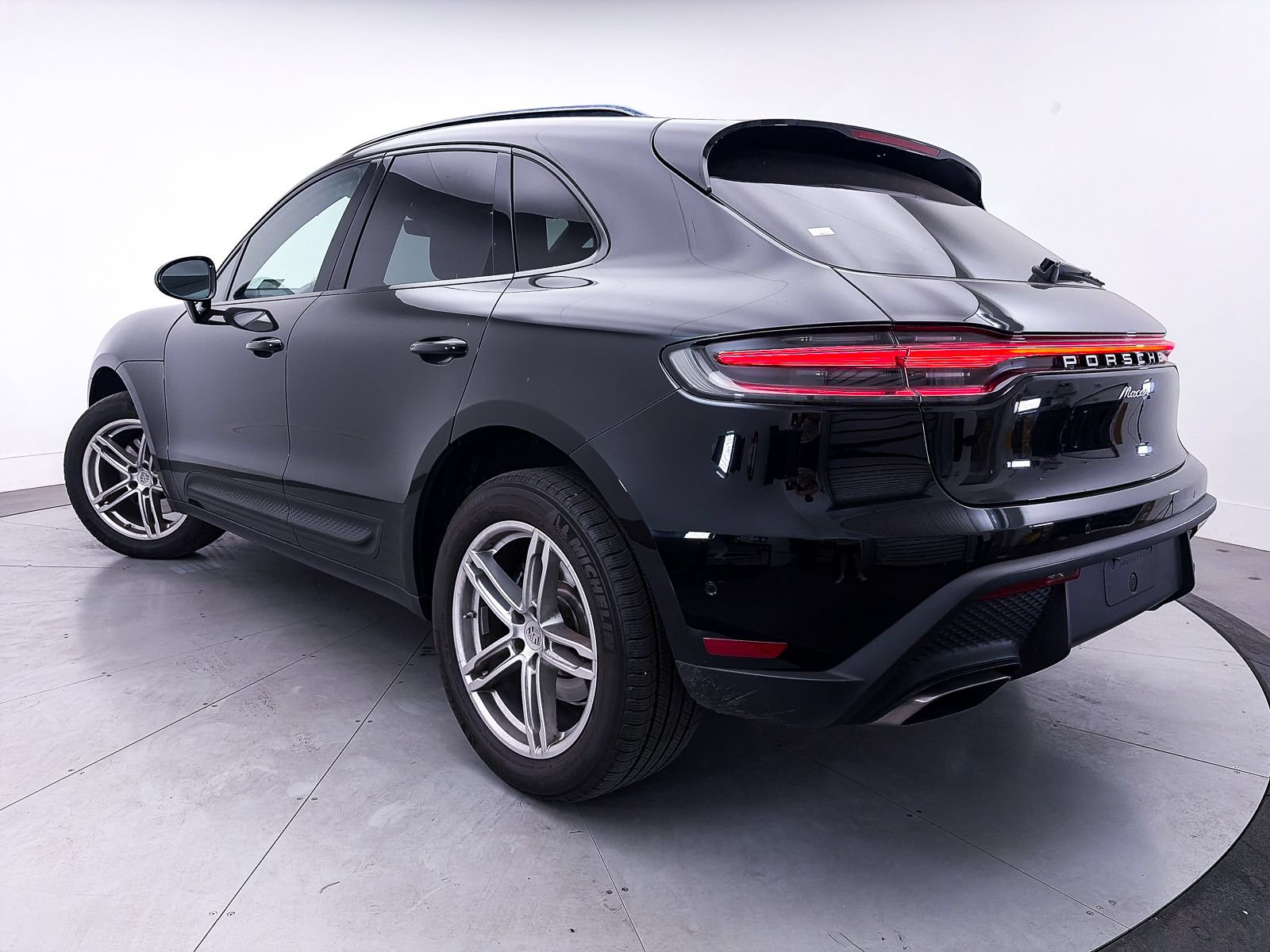 Used 2024 Porsche Macan w/ Premium Plus Package AWD/4WD image 3