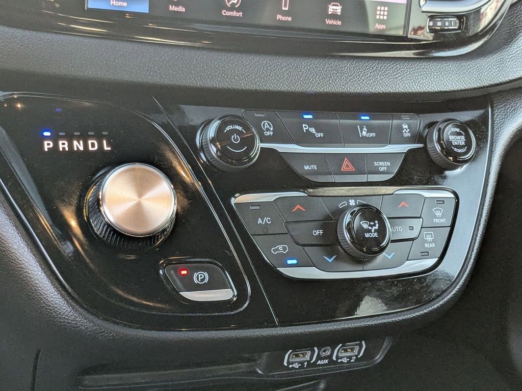 Used 2025 Chrysler Pacifica Select image 23