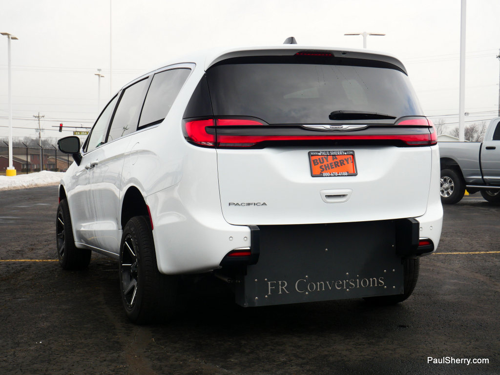 Used 2024 Chrysler Pacifica Touring image 23