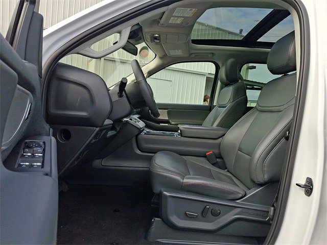 Used 2025 Ford Expedition Active image 13