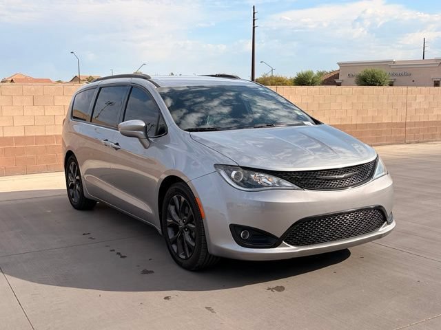 Used 2018 Chrysler Pacifica Touring-L Plus w/ S Appearance Package FWD image 3