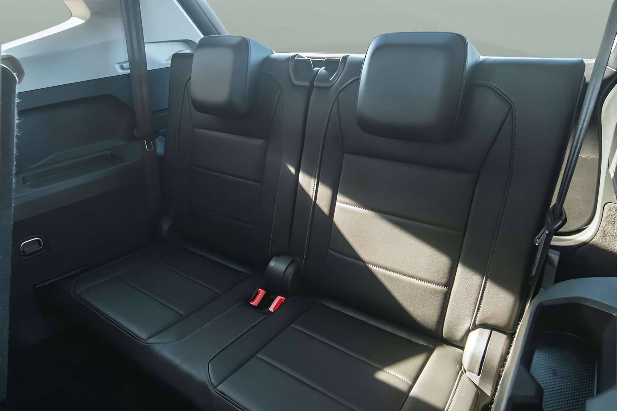 Used 2019 Volkswagen Tiguan SE w/ Panoramic Sunroof Package FWD image 12